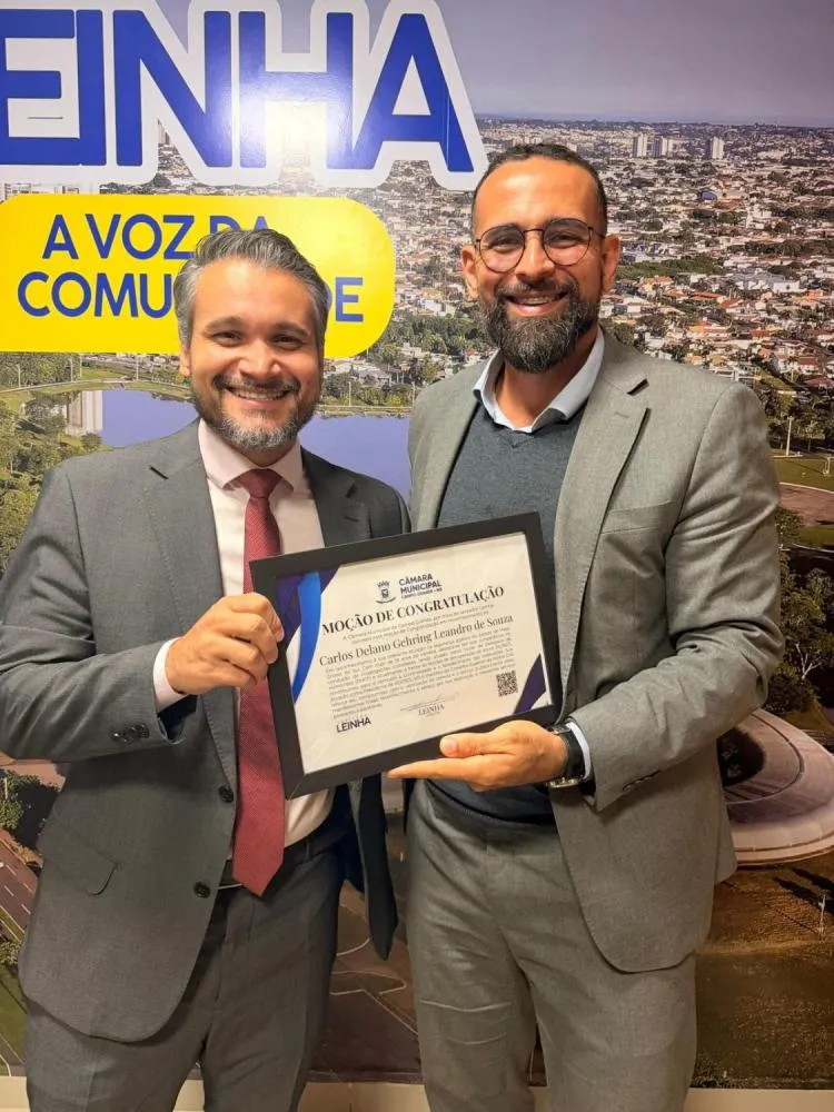 Vereador Leinha entrega Moção de Congratulação ao Delegado Carlos Delano