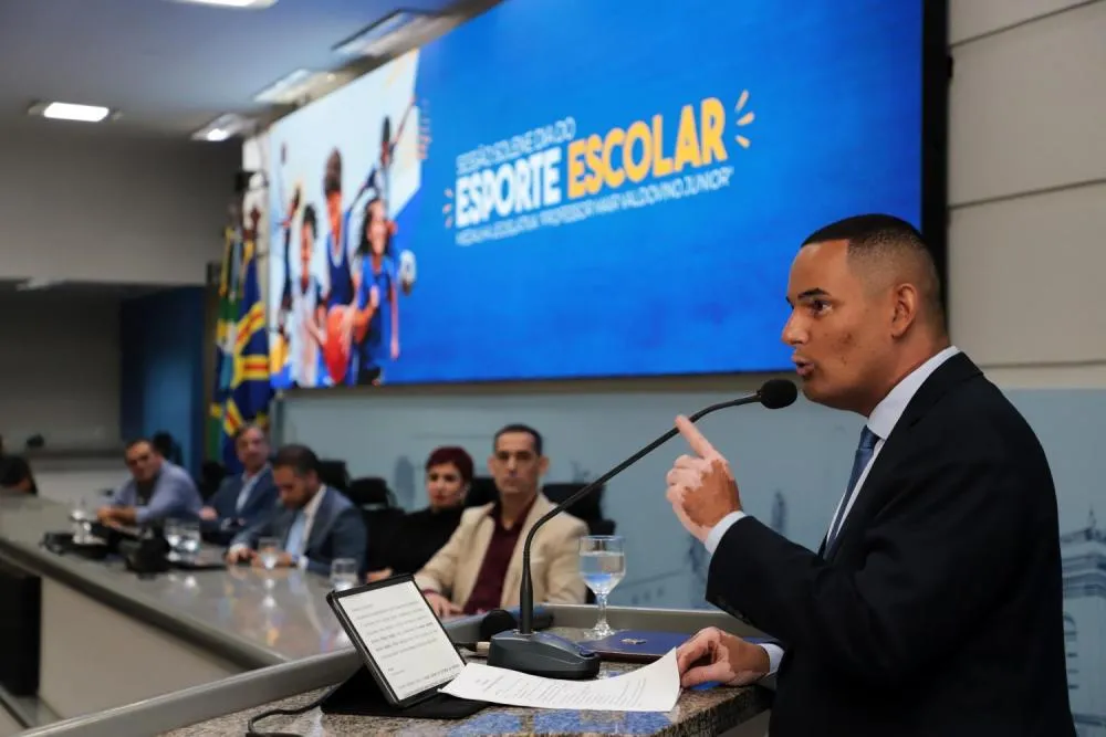 Vereador Wilson Lands homenageia 16 profissionais durante Sessão Solene do Dia do Esporte Escolar