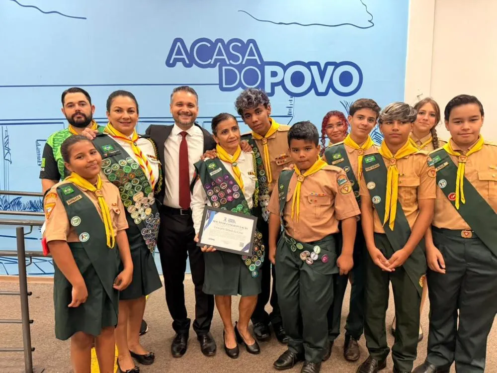 Vereador Leinha entrega Moção de Congratulação a uma das fundadoras do Clube de Desbravadores Falcão Real