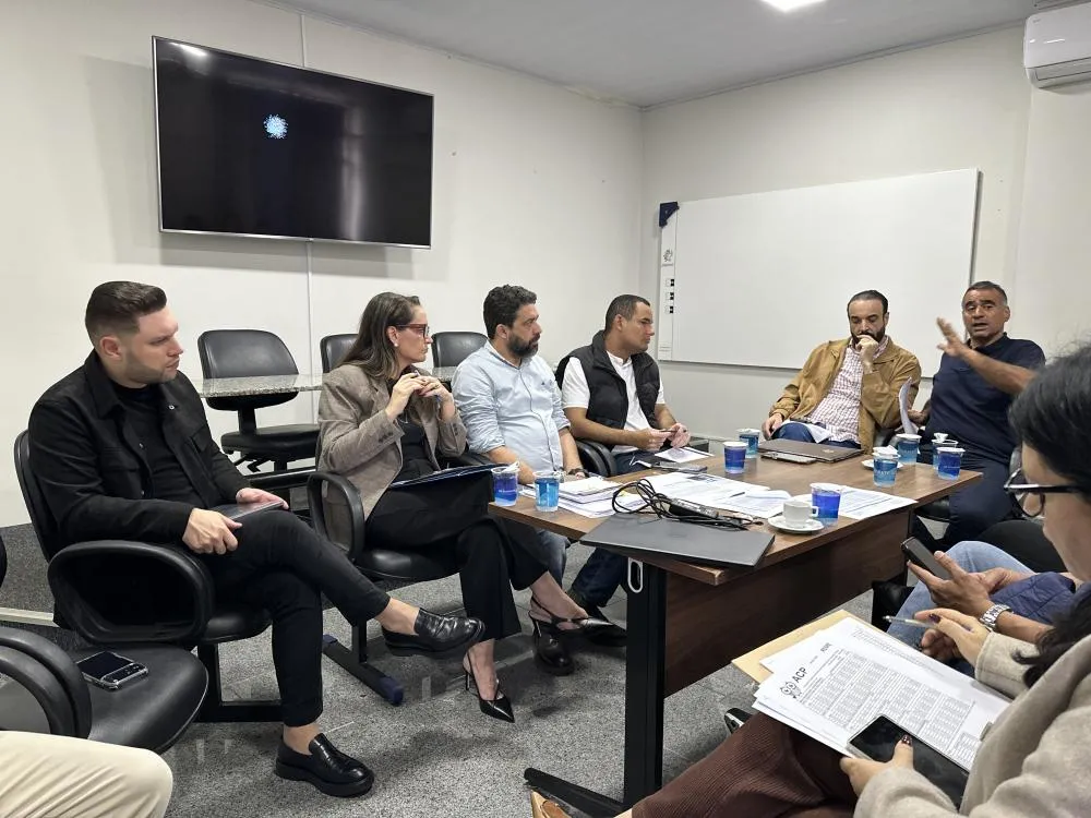 Vereador Wilson Lands participa de reunião entre professores e Prefeitura para discutir reajuste salarial