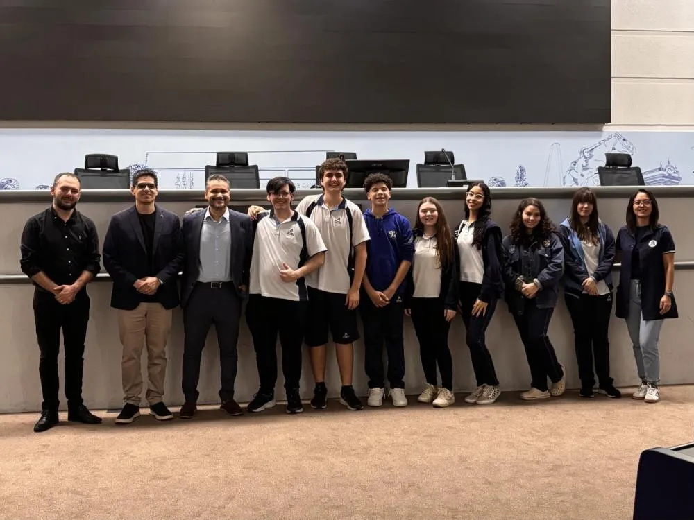 Alunos do CAJE são recebidos pelo vereador Leinha em visita à Câmara Municipal