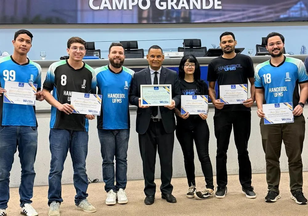 Vereador Wilson Lands homenageia campeões universitários de handebol da UFMS