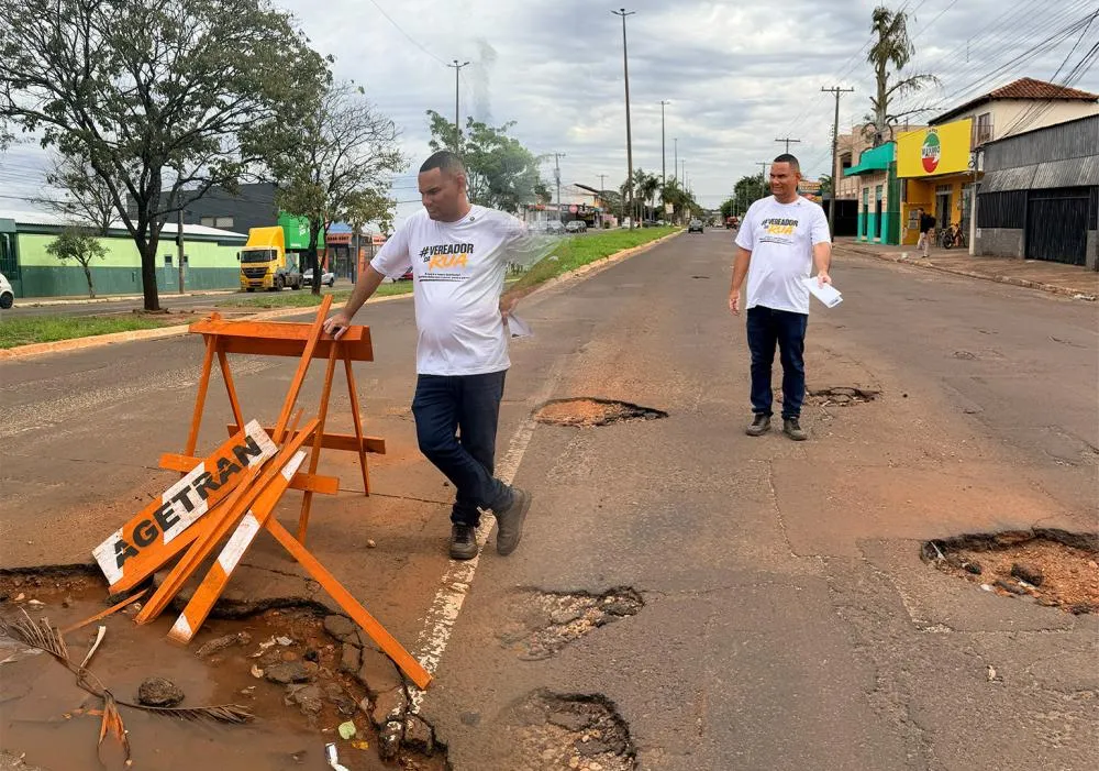 Após reclamações de moradores e comerciantes, vereador Wilson Lands solicita operação tapa-buracos urgente na Avenida Manoel da Costa Lima