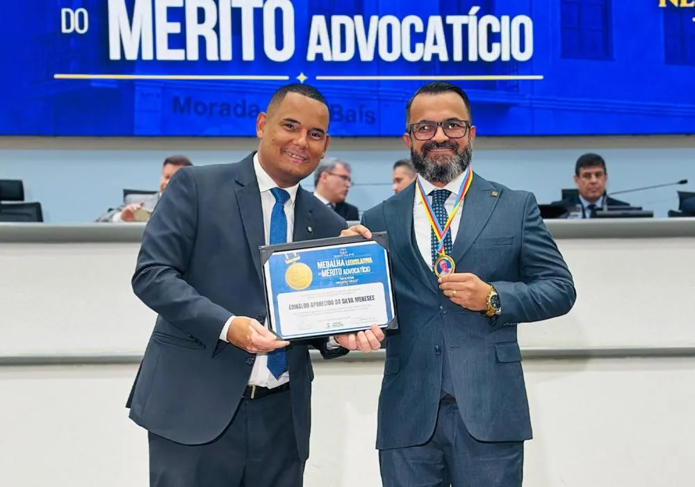 Vereador Wilson Lands entrega Medalha Legislativa do Mérito Advocatício Doutor Nelson Trad a Edinaldo Aparecido da Silva Meneses